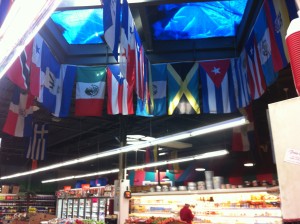 Las banderas en el mercado muestran la diversidad del cuidad 